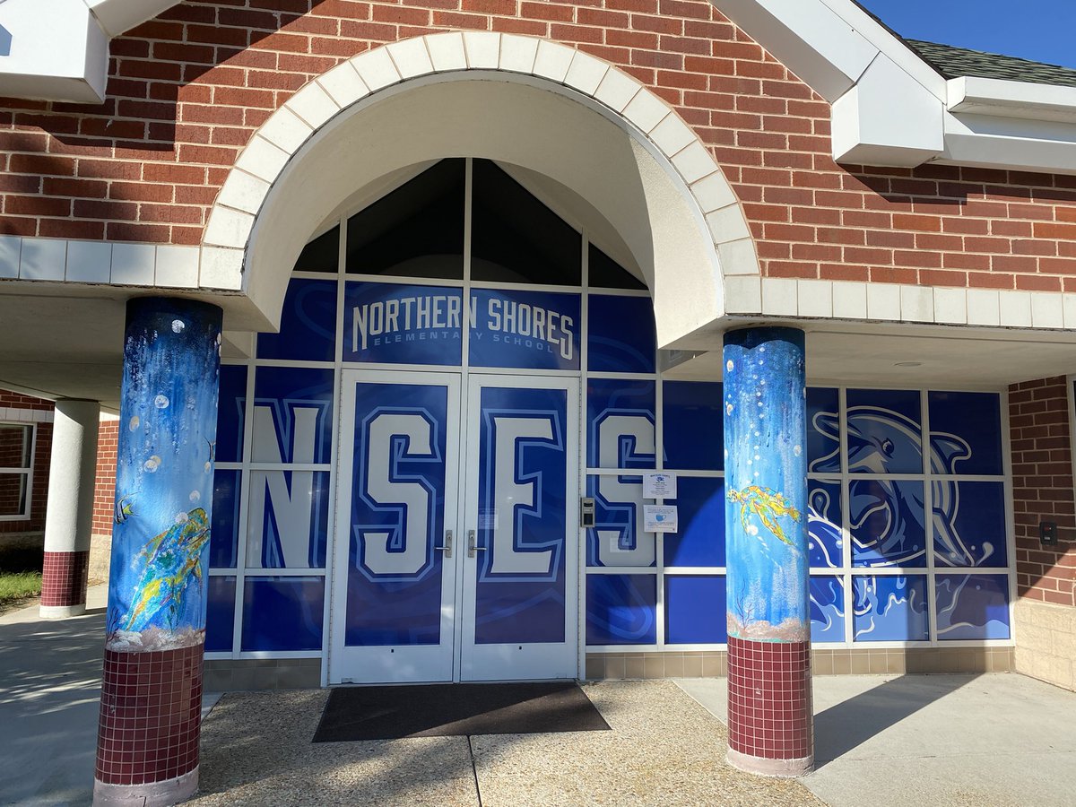drjbg3's tweet photo. Two great things I noticed today when I was swimming with the Dolphins @NSESDolphins: 1) The new branding looks so good!!! 2) The parent drop off line is so efficient as they were done by 9:10 A.M. Great job Mrs. White and the NSES family!!! #BuildingTheBestSPS 🐬 https://t.co/jBGCbai025