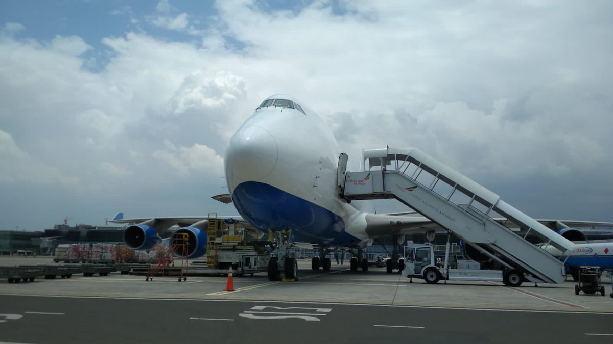 Earlier today, a charter flight ✈ from @WHO’s logistics hub in #Dubai landed in #Addis carrying 85 metric tons of life-saving medical supplies incl. essential, trauma & surgical medicines, infusions, consumables equipment, cholera kits & supplies – enough for over 150K people.