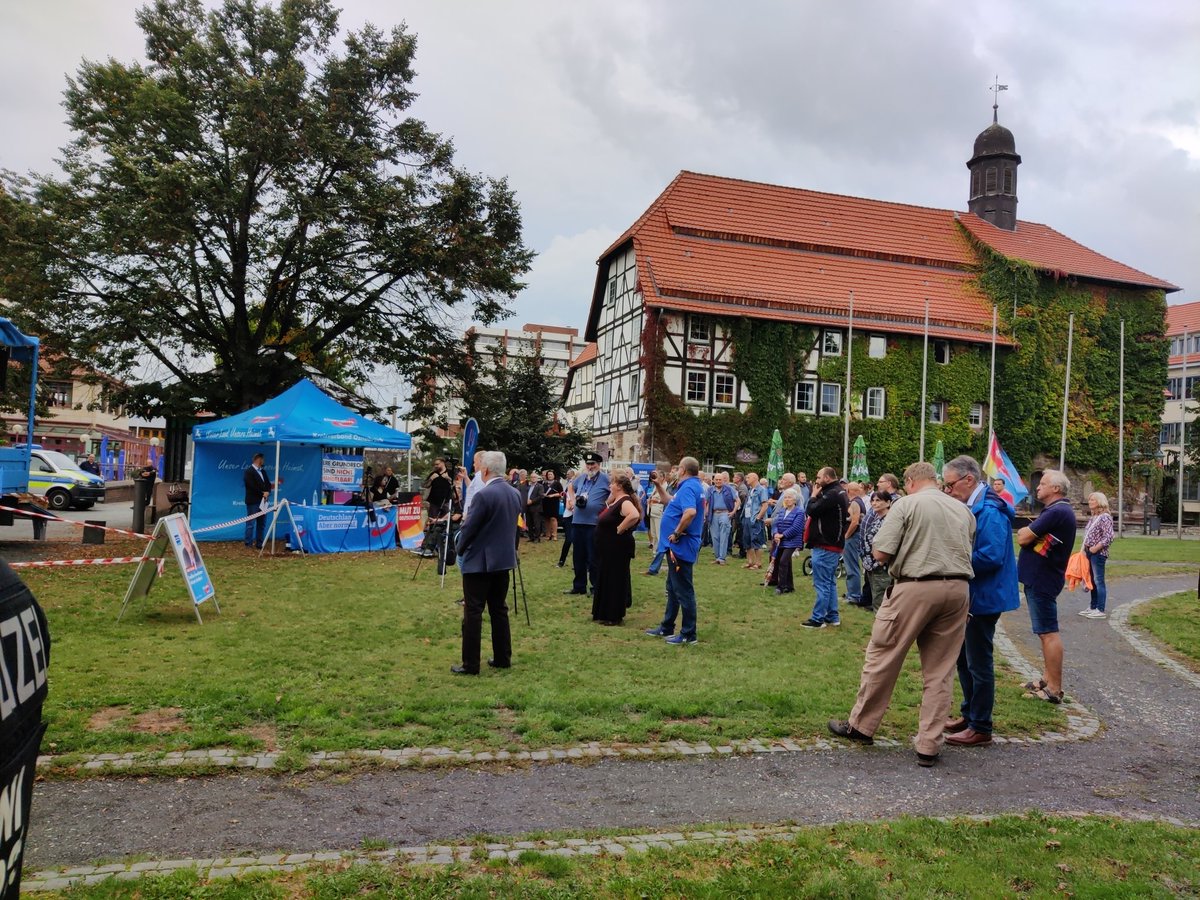 foto_kemp's tweet photo. 1830 #AfD|ler (Rechtsanwalt) greift mir in die Kamera und bedrängt mich, ein zweiter kommt dazu und dreht mir den Arm auf den Rücken und drängt mich mit mehreren Personen zur Seite. Dann schreitet #Polizei ein.
#nom1009 @ver_jorg https://t.co/jmLMUEd6ql