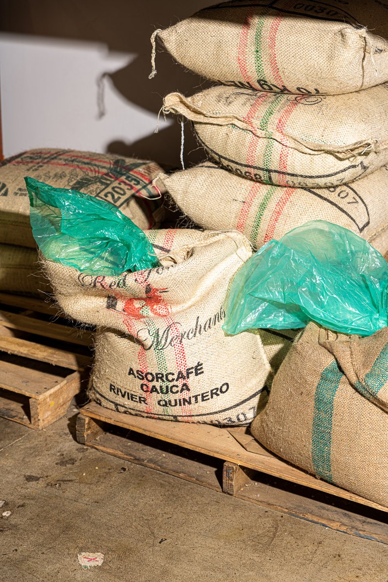 Savez-vous ce qu'on fait avec les emballages de jute contenant nos grains verts lorsqu'ils sont vides? 🔍 Ils sont récupérés par un entrepreneur de la région de Chaudière-Appalaches afin de les réutiliser dans sa plantation de noisetiers! nektar.ca/pages/notre-ap…