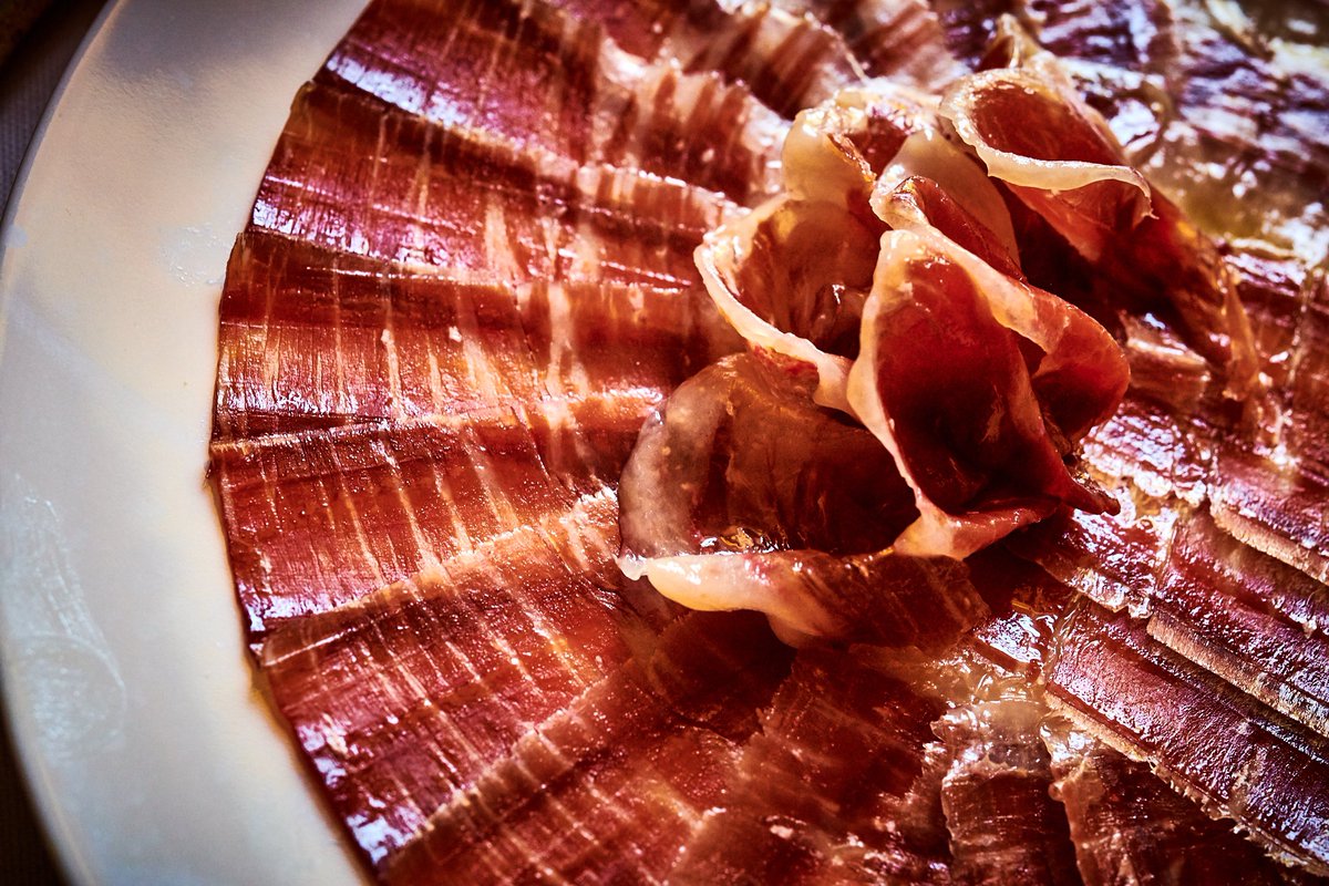 La vida en rojo <a href="/jamonjoselito/">Jamón Joselito</a> #servimosfelicidad 
 
Reservas: +34 91 781 61 97
restaurantealbora.com

#restaurantesmadrid #comerenmadrid #terraza #gastronomia