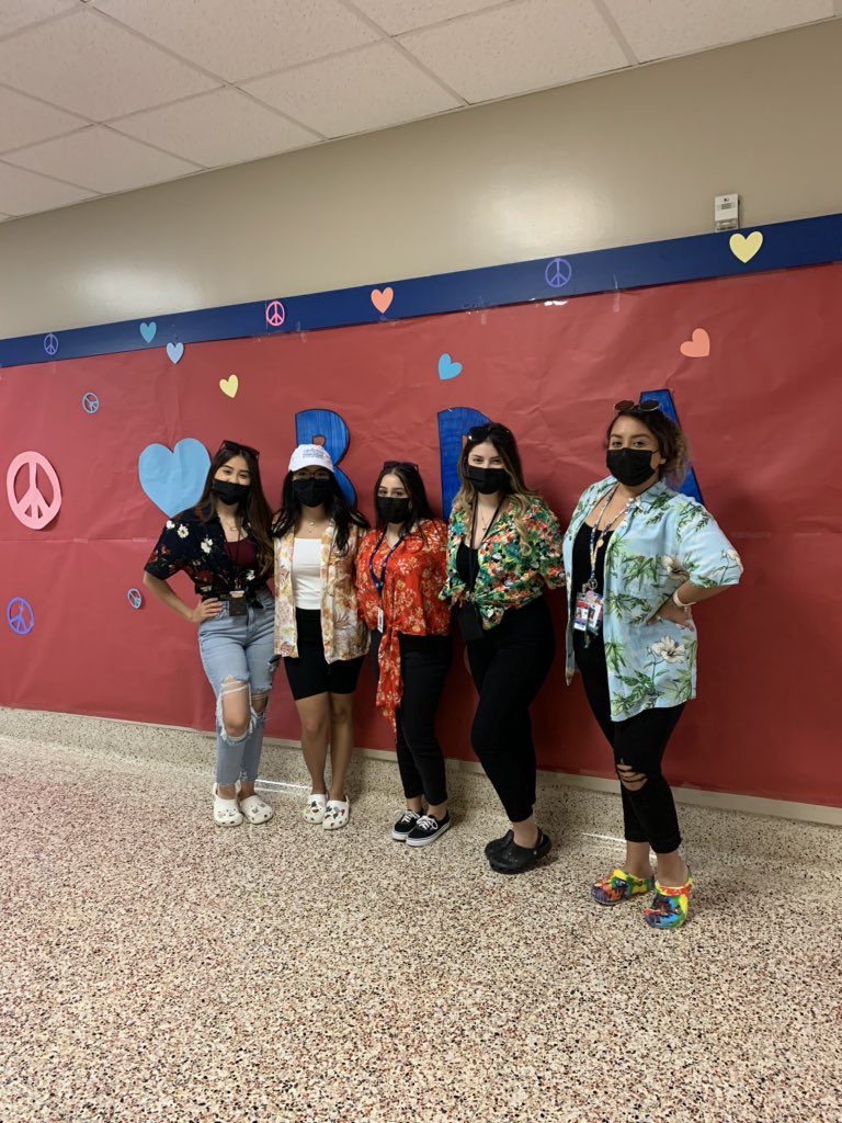 bpa_sam's tweet photo. Some of our BPA members showing their Sam Rayburn spirit as Tacky Tourists!  @srhscheer_  @socorrogutiexez @isaaa_z @kennniaaaaa @SamRayburn_HS @pisdiselar #NextLevel https://t.co/bB3SuPjbnn