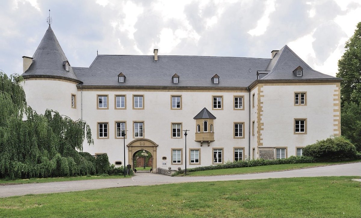 MeischClaude's tweet photo. Niewt de Renovatiounsaarbechten zu Dikrech, kritt d’Hotelschoul #EHTL zousätzlech eng Antenn am Suessemer Schlass. Op dësem historesche Site am Süde ginn da sämtlech Formatiounen ugebueden, vum Kach bis zum Hotelsmanager, vum DAP bis zum BTS.
@MichelLanners 
@AsselbornBintz https://t.co/ANnyKYUVlU