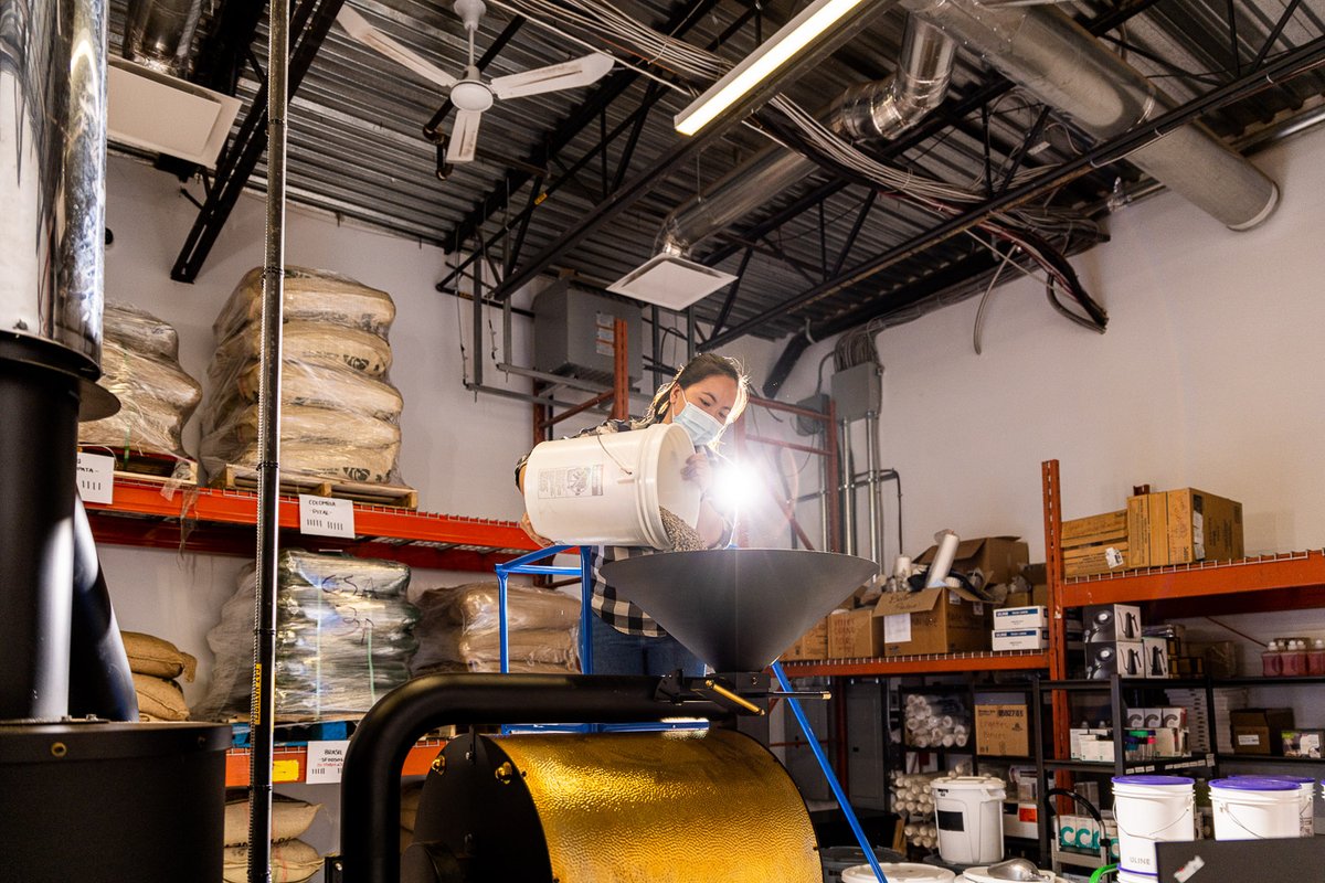 La semaine commence en force 💪🏻 à l'atelier de torréfaction pour préparer toutes vos commandes de la semaine! 🔥

Pour en apprendre plus à propos de notre atelier de torréfaction: nektar.ca/blogs/soifdesa…