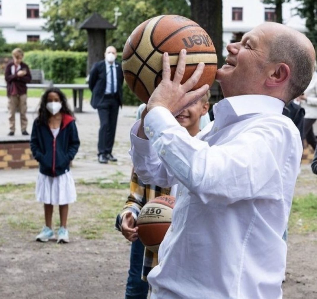 Bro, wenn du als Kanzler so wirfst schmeißen die uns aus der EU!