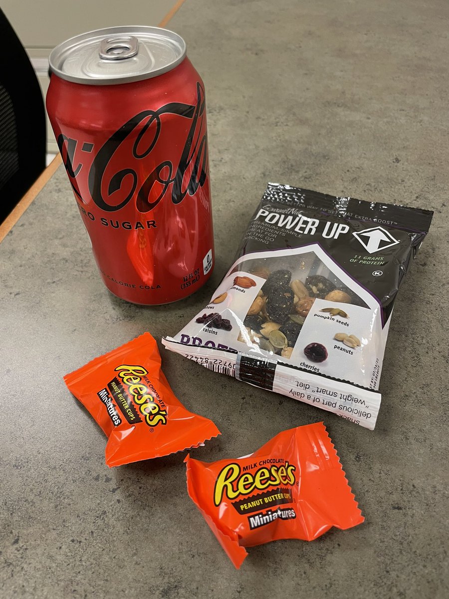 mrsklibrarian's tweet photo. Thank you to our ✨thoughtful✨ @ElsaEngRRISD Administrators for this yummy Friday Appreciation Delivery Cart of Treats! What a SWEET way to kick off a fabulous Friday! 😎💙🥳 @kwilliamsEEE @RoundRockISD https://t.co/guoyPjty7C