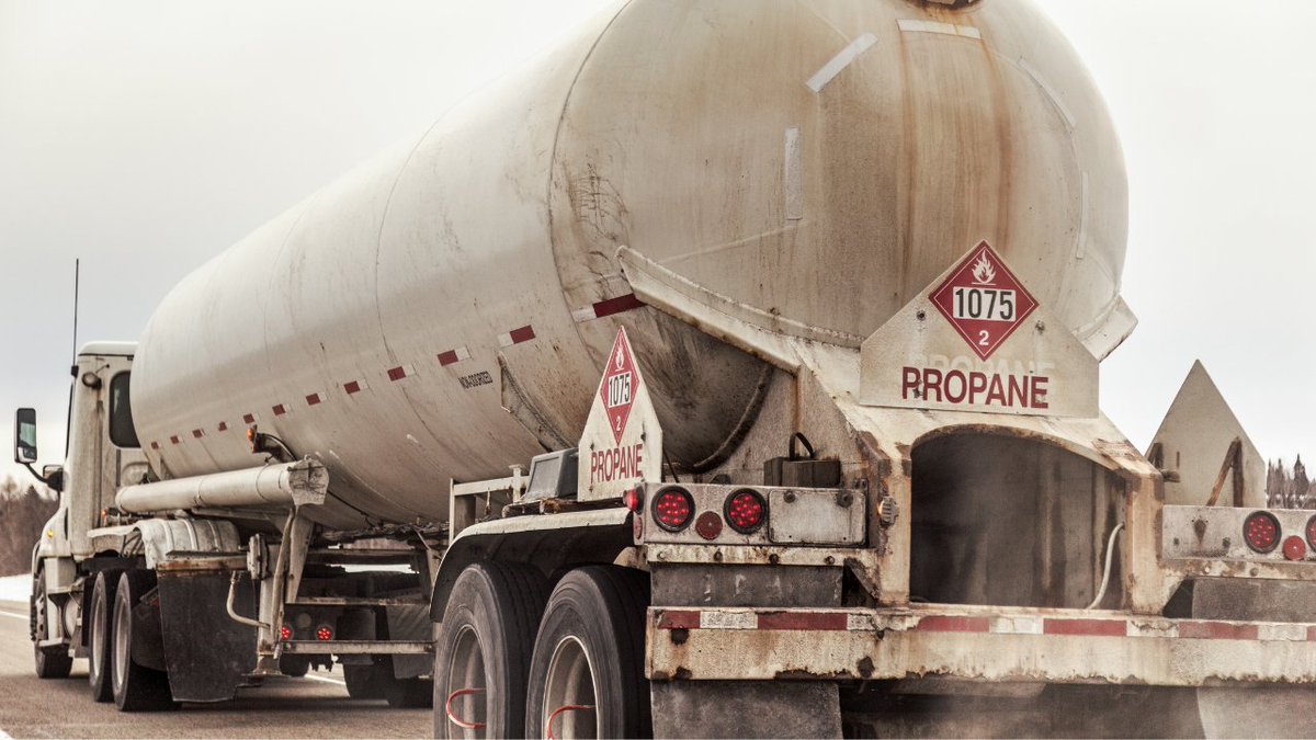 georginafire's tweet photo. #FridayFireFact – Trucks and containers that carry hazardous substances are require to have placards on them. The placards provide some basic safety info and the number allows emergency crews to identify the substance while staying a safe distance away if there is a spill or fire https://t.co/HGOBvpgsTe