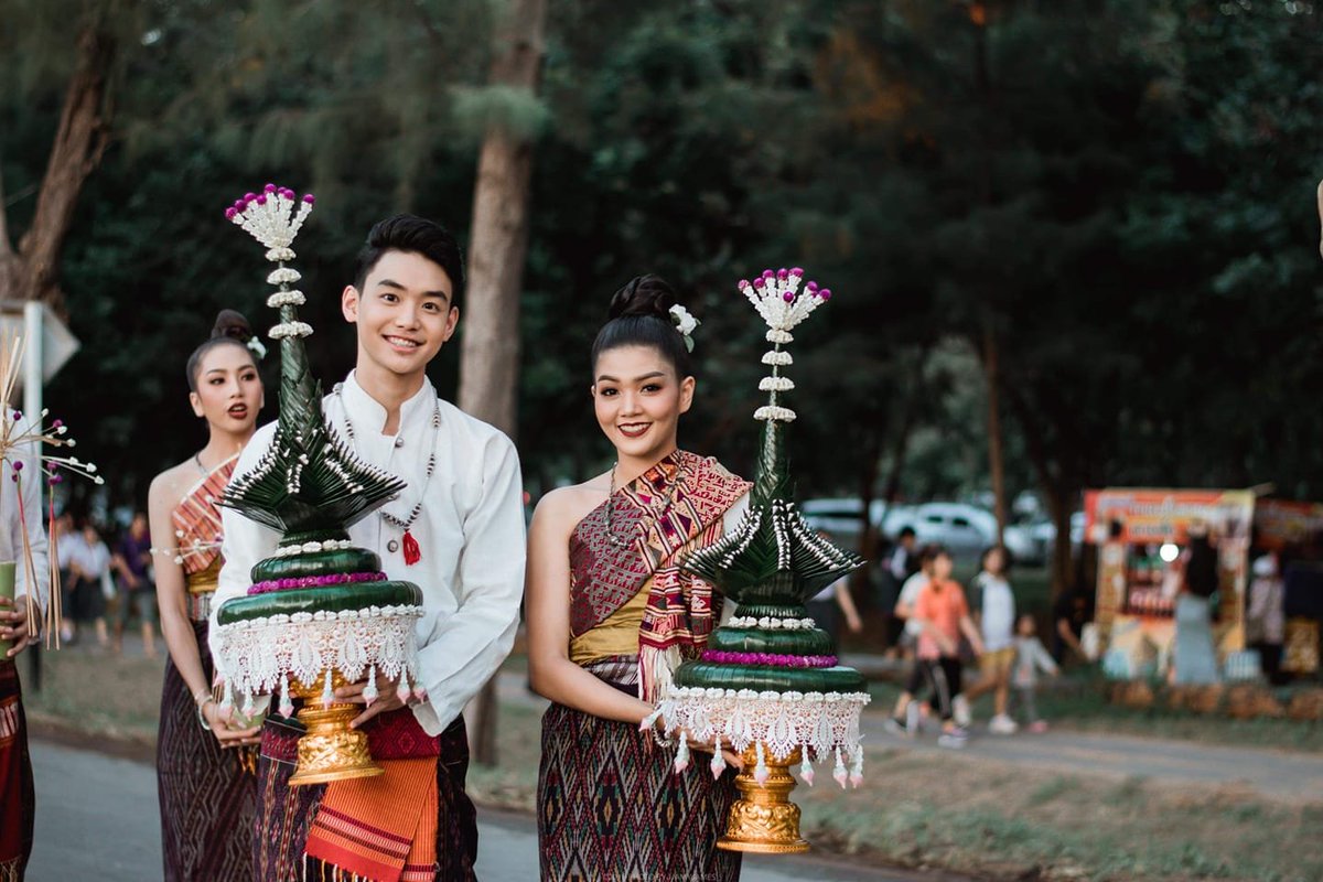OFFICIALRTMU's tweet photo. (📢) ตอนนี้นักศึกษาเริ่มรวมตัวกันที่ลานกิจกรรมแล้วนะคะ 
ใกล้จะถึงเวลาเริ่มพิธีแล้ว มานั่งล้อมพานบายศรีกันเร็ว https://t.co/dAgXRz3lw6