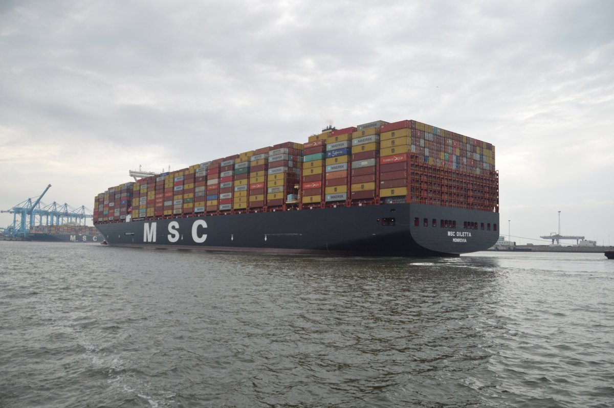 johan_klos's tweet image. Goedemiddag daar kwam weer een nieuwe binnen op de #2emaasvlakte voor de #apm2 de #mscdiletta met zijn 400mtr lang en 61mtr breed #havenfotografie @Havenloods 🙋