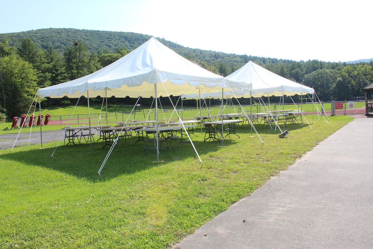 OnteoraCSD's tweet photo. HS/MS students can enjoy socially distanced lunches outside, thanks to tents &amp; picnic tables placed near the cafeteria &amp; track. During inclement weather, students can eat meals in the cafeteria, MS gym, or other designated classrooms. #OnteoraProud https://t.co/zLLJjwJMSW