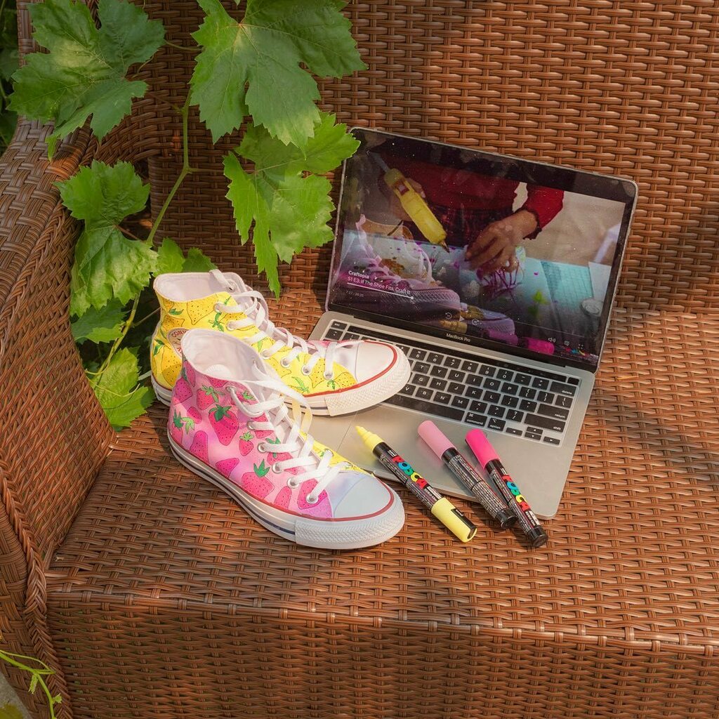 studyquilI's tweet photo. #HBOMaxPartner i started watching Craftopia and got inspired to paint my sneakers. while painting, i finished the first season and was inspired to decorate paper lanterns. then i started watching The Great Pottery Throw Down, and got inspired to make som… https://t.co/fQvB73xbLK https://t.co/eayuk45KEX