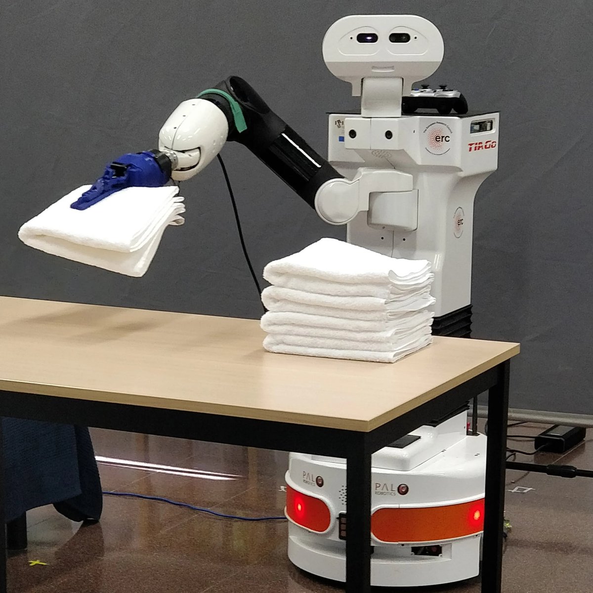 JuliaBorrasSol's tweet image. What? Why are you stearing at me?

@IRI_robotics #robots #pmlab #BarcelonaRobotics #piling #iri #csic #upc #tiago