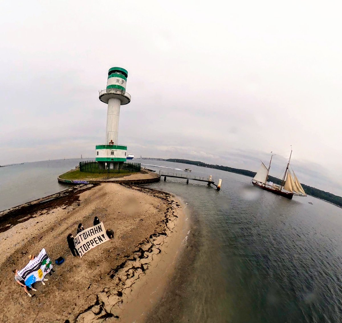 Soli-Aktion am Leuchtturm #Kiel-Friedrichsort für Mobilitätswende &amp; #BlockIAA beim Einlaufen des Traditionsseglers "Lovis" in die Kieler Innenförde - mit 25 Klimaaktivisti an Bord ...
⚓️✊💚🌍
@Sand_imGetriebe <a href="/Attacd/">Attac Deutschland</a> <a href="/MobiwendeJetzt/">MobilitätswendeJetzt!</a> <a href="/FridayForFuture/">Fridays for Future Germany</a>