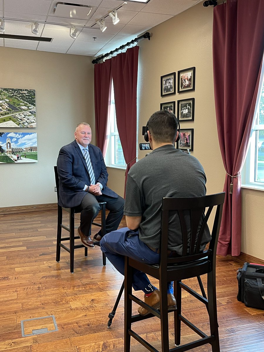 EUPres_Rakes's tweet photo. I appreciated the opportunity to connect with @DavidChasanov with @kolr10kozl this morning to share about the exciting things happening at @EvangelUniv! https://t.co/dXkGqifFNw