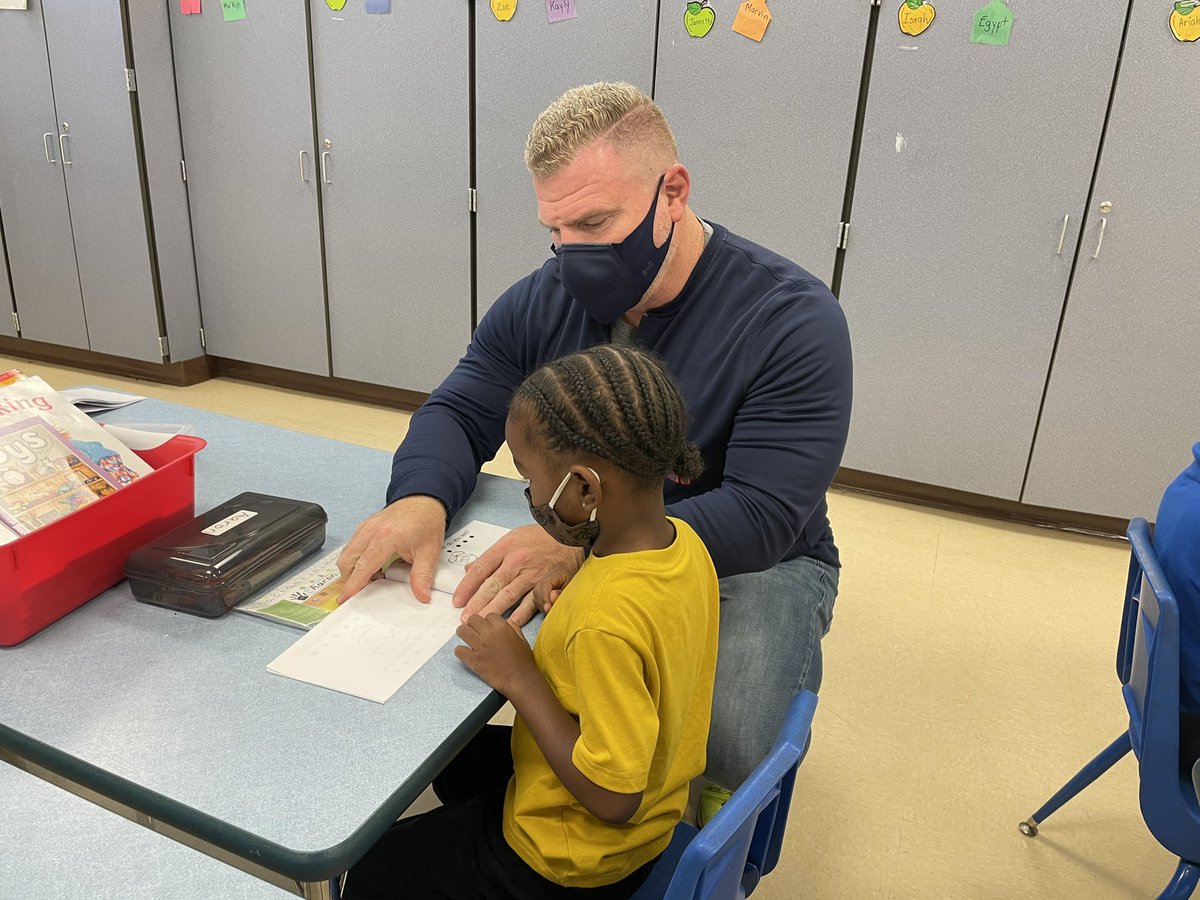 JamesRLowell51's tweet image. Kindergarten is busy reading their Brown Bear books to Principal Lumbley. @LumbleyPat @IPSTZ @DrNHenderson @DrWarrenMorgan @AleesiaLJohnson @brynn_kardash @jessdave5 @IPSSchools