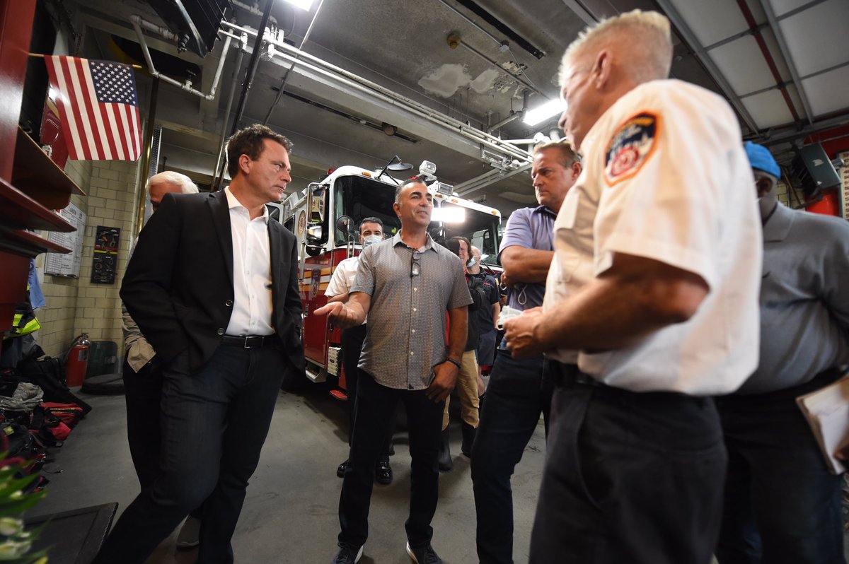FDNY's tweet image. Thank you former New York Mets players John Franco, Al Leiter, Todd Zeile and former Mets manager Bobby Valentine for visiting FDNY #Engine3 #Ladder12 #Battalion7, continuing the tradition of visiting a firehouse around the anniversary of September 11. (Photo Credit: @Mets)