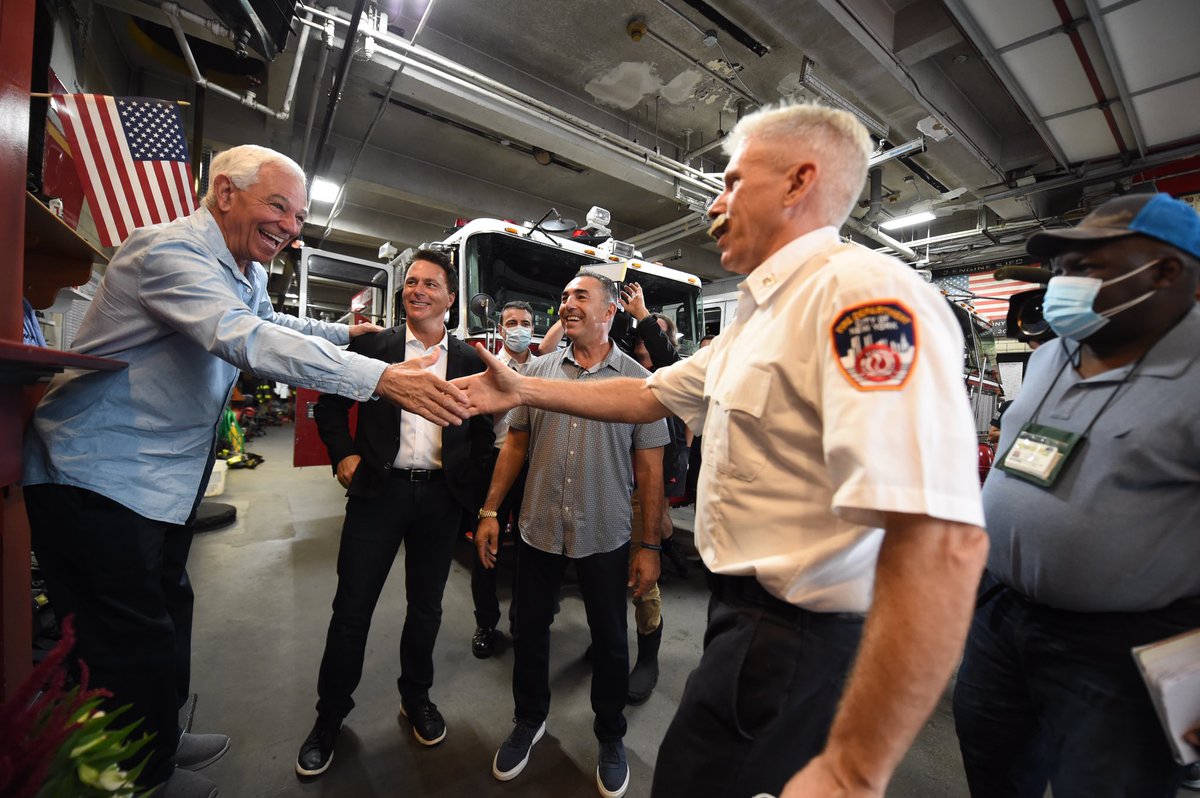FDNY's tweet image. Thank you former New York Mets players John Franco, Al Leiter, Todd Zeile and former Mets manager Bobby Valentine for visiting FDNY #Engine3 #Ladder12 #Battalion7, continuing the tradition of visiting a firehouse around the anniversary of September 11. (Photo Credit: @Mets)