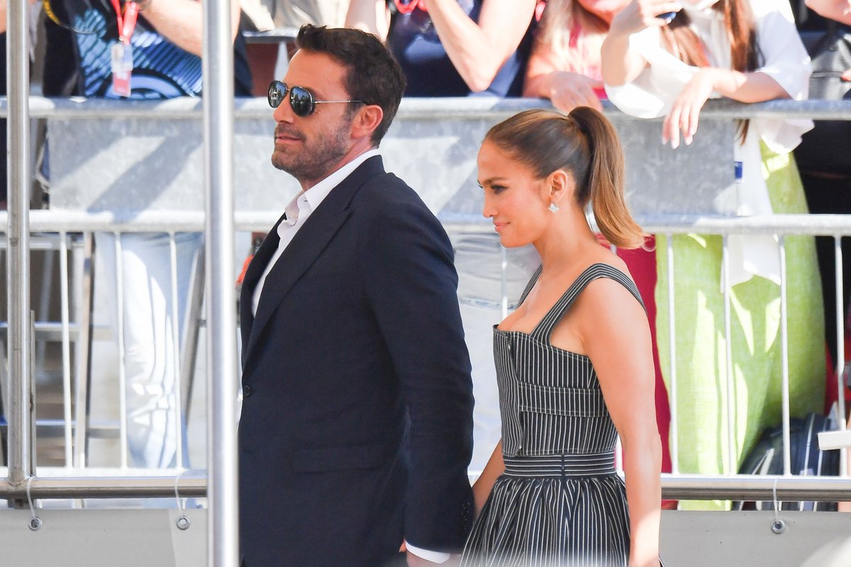 affleckaccess's tweet photo. 📸 Ben Affleck and Jennifer Lopez at Venice Film Festival today #BenAffleck #Venezia78 https://t.co/Q0EvLJk12W