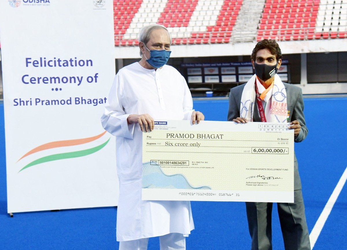 Following the spectacular performance at #TokyoOlympics, Hon'ble CM @Naveen_Odisha felicitated #Odisha’s Golden Boy @PramodBhagat83 with a cash award of Rs 6 Cr.

He has also been offered a Group A level Govt job.

Keep flying high on the World stage #PramodBhagat.

Best wishes.