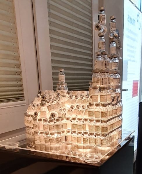 Anaesthet1's tweet photo. Was ein Hausarzt mit leeren Impfstoff-Vials halt so macht.

"Domirnaty" von Dr. Bastian Kirsch aus Köln

(Posting mit Einverständnis des Künstlers) https://t.co/IBQPJwNmKy