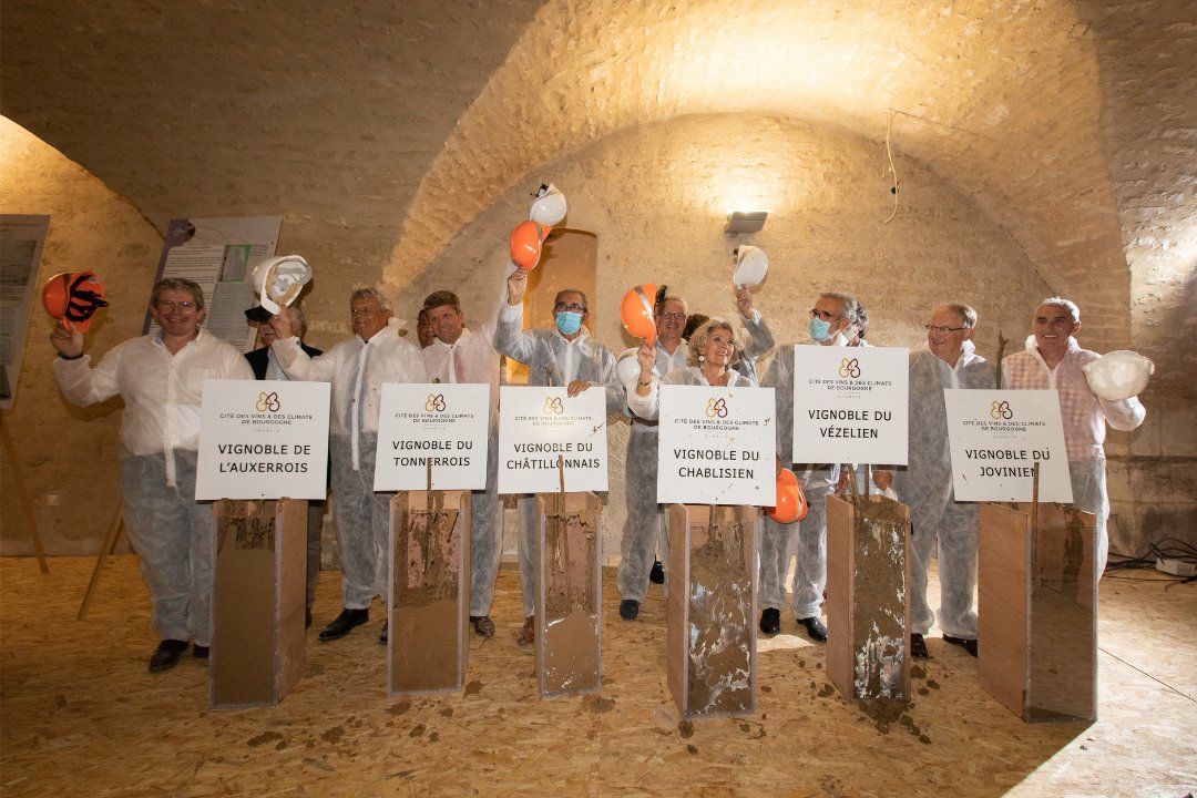 La Cité des Vins et des Climats de Bourgogne : RDV dans 1 an à #Chablis ! 🎉 

Hier, chaque #vignoble du Nord de la Bourgogne a contribué à la pose de la 1ère pierre de l'édifice. ➡️ bit.ly/ChantierLancé 

<a href="/lyonne_fr/">L'Yonne Républicaine</a> <a href="/VinsdeBourgogne/">Vins de Bourgogne</a>