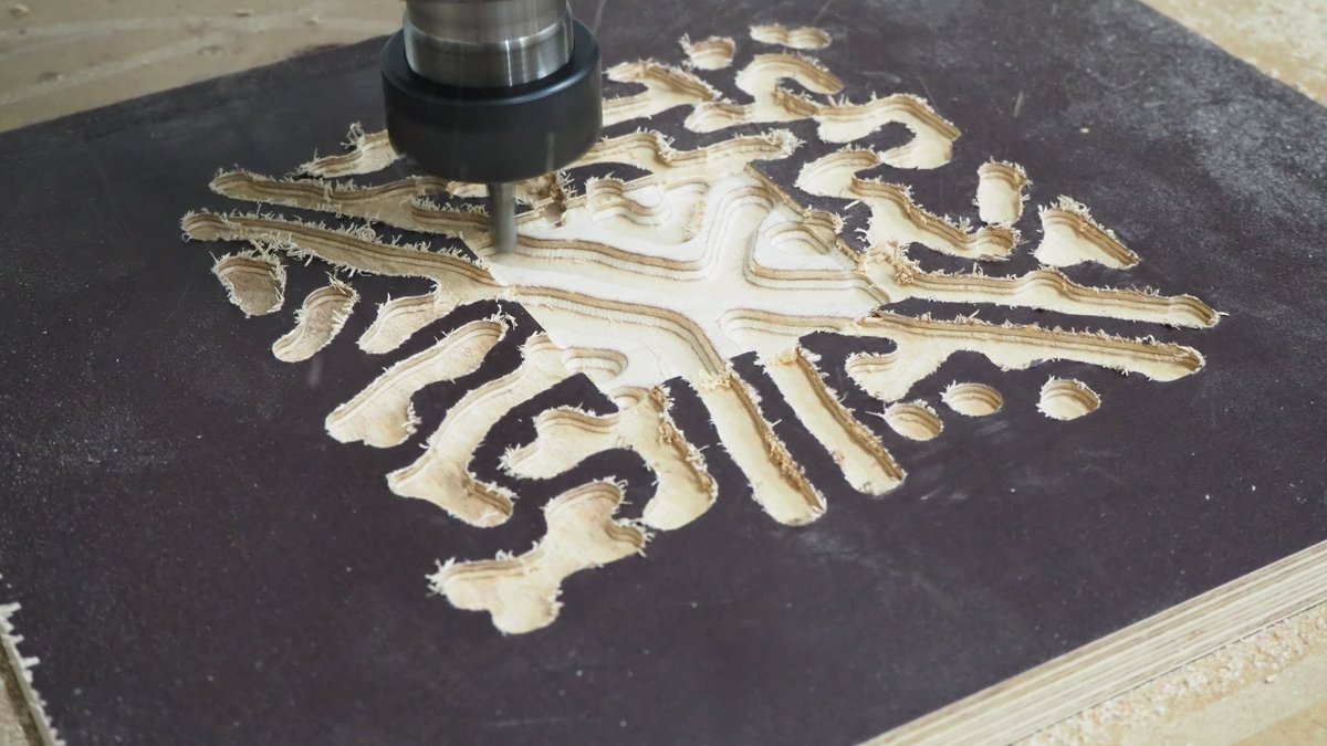 LaCasemate's tweet image. Aujourd'hui, c'était Initiation sur les fraiseuses numériques ! Baptiste en profite pour tester l'usinage d'une de ses 3D en #TuringPatterns !