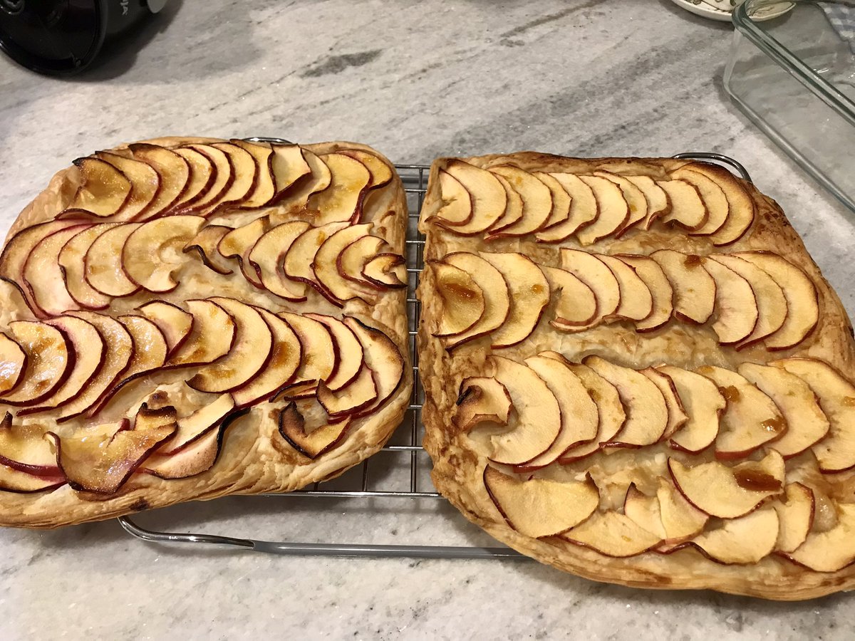 Guess what time of the year it is in Ontario? Vegan Apple Tarts, easy as pie. #OntarioApples #apple #appletarts #Vegan #veganrecipehour #veganfood @VeganChatRoom