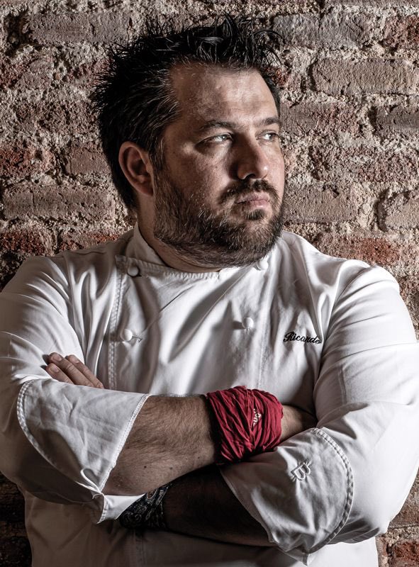 Una gran noticia. A finales de este mes el <a href="/chefdelcacao/">Ricardo Vélez</a> propietario de <a href="/MoulinChocolat/">Moulin Chocolat</a> se hará cargo de la pastelería de <a href="/CasaLhardy/">Lhardy</a> el obrador donde  trabajó y se formó de 1999 a 2002. Entre sus proyectos recuperar la pastelería clásica y actualizar la popular. Felicidades!!!