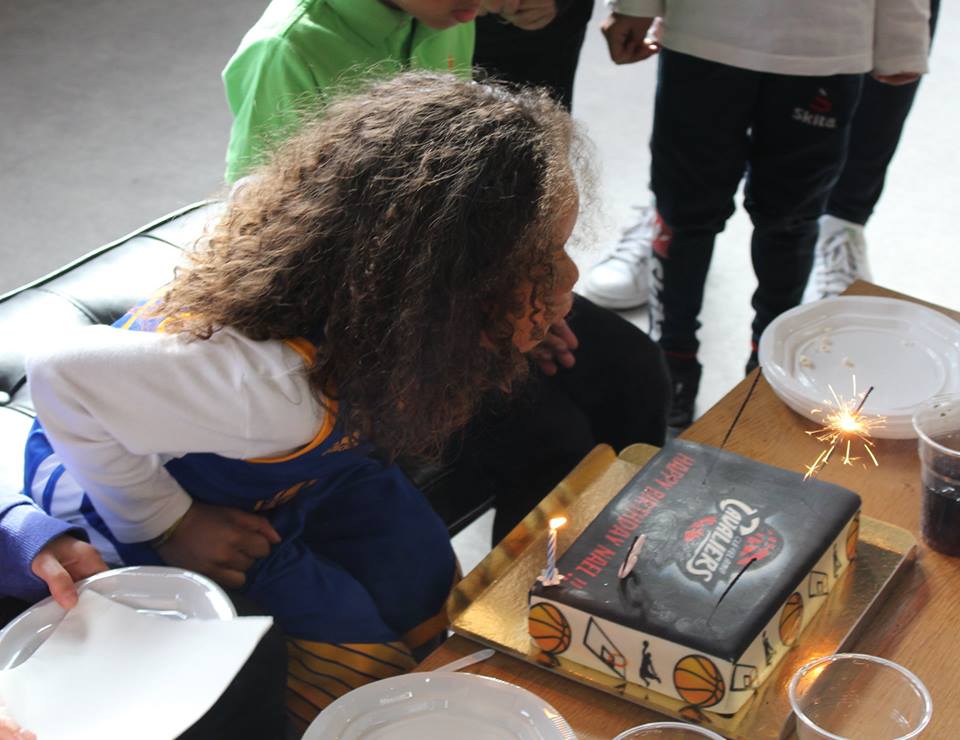Hoops_Factory's tweet photo. Quoi de mieux que de fêter son anniversaire à la @Hoops_Factory ? 🎂
Informations & réservations sur note internet et en appelant le centre concerné.
#HoopsFactory https://t.co/uGhE6aLipN
