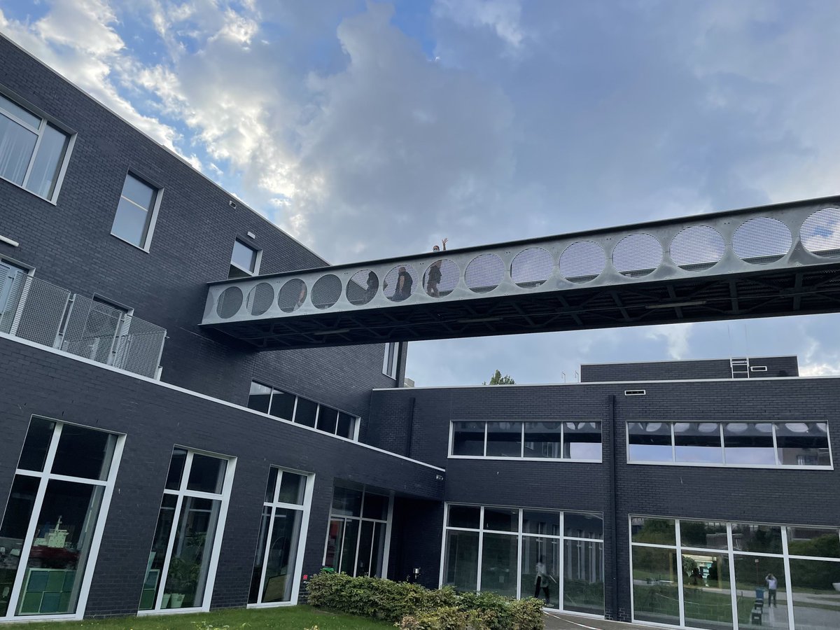 75 geïnteresseerde ouders en leerlingen waren aanwezig op onze infoavond. Na de algemene inleiding door de directeur ging het verder in groepjes volgens studierichting. Bedankt iedereen voor het enthousiasme!