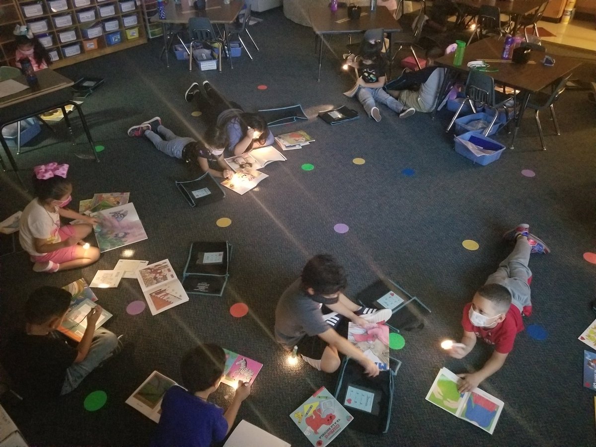 akemper17's tweet photo. Partner reading and flashlights are a fun way to end our week!! @CFISDPost @GR_Houston @CFISDLOTE @MrsMiedke @MrsMariaTrejo #patriotpossibilities https://t.co/ku5Ap2Kc9Y