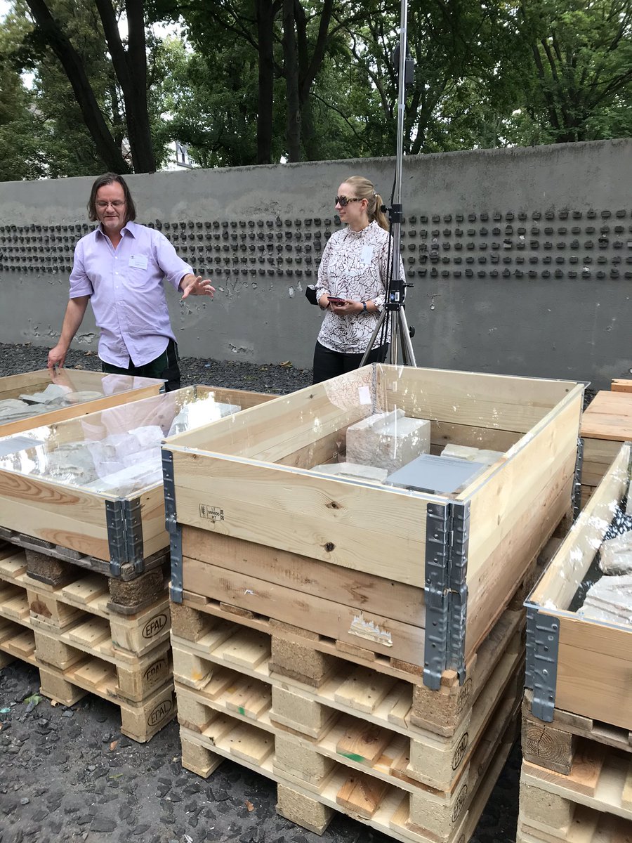 histmus's tweet photo. Sehr interessanter Einblick in die Arbeiten rund um den #Metahubffm von @Archaeol_Museum @jmfrankfurt - wie werden die Objekte digital? Wer möchte, kann sogar dem Archäologen beim Inventarisieren zuschauen #MappingMemories https://t.co/vm6OG77aw1