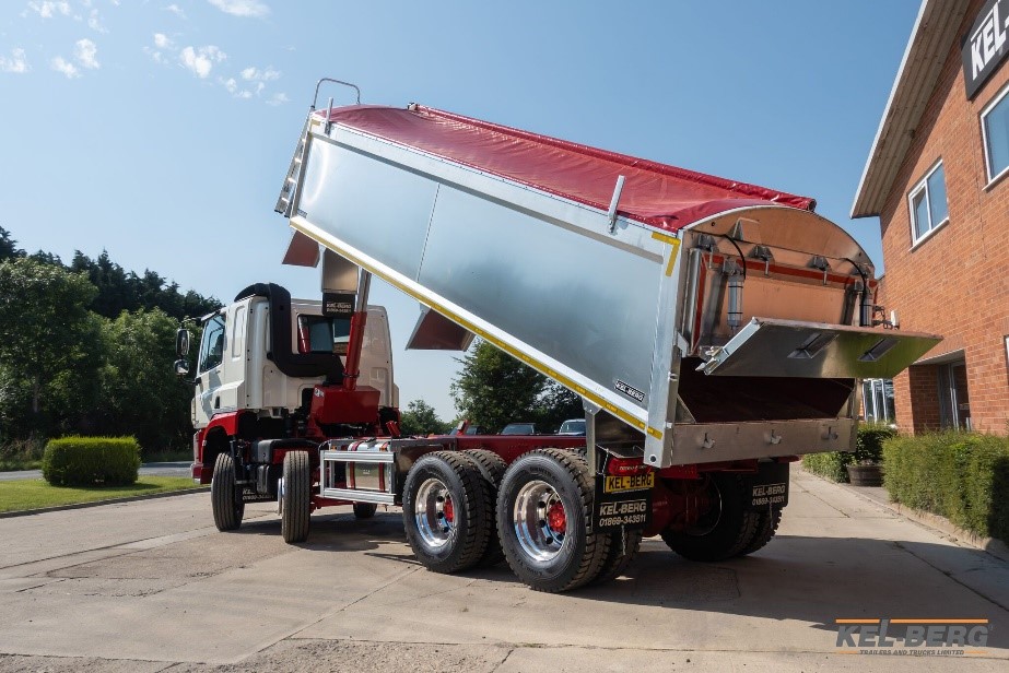 EdbroGB's tweet photo. What a beauty! 

Dart Commercials Ltd have taken delivery of a new DAF CF 8x4 fitted with a Kelberg aluminium insulated tipper featuring red colour-coded accents and our Edbro CX15 front mounted RAM.

#whatabeauty #dartcommercials #insulation https://t.co/pOvCkKlHlB