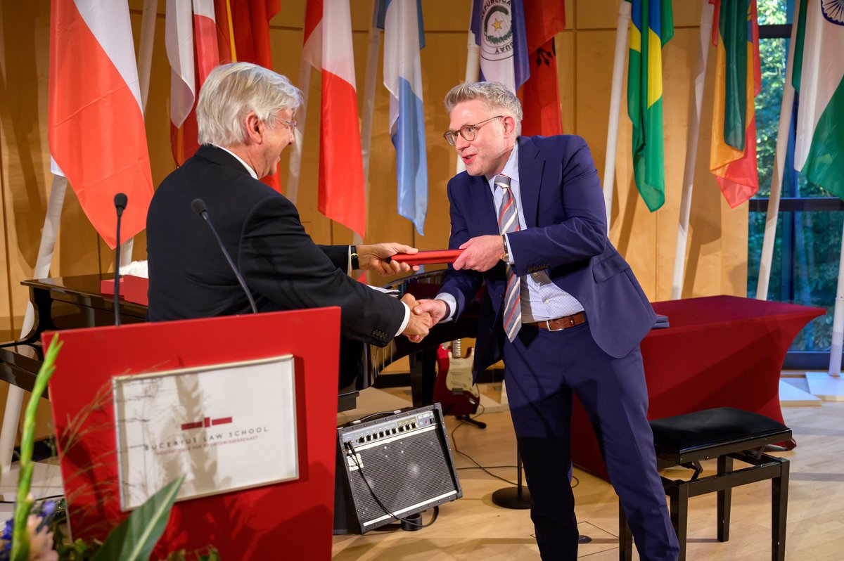 bucerius_law's tweet photo. Herzlich Willkommen Professor Christopher Bisping!
Nach über 15 Jahren Tätigkeit als Dekan des Master of Law and Business (MLB) Programms wurde Professor Clifford Larsen nun durch Professor Christopher Bisping abgelöst.
#NewDean #HerzlichWilkommen
https://t.co/J1Hyt2HU8B https://t.co/xVuV3fYeqW