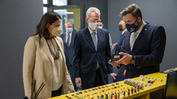amna_news's tweet photo. #Θεσσαλονίκη

Στα Εργαστήρια εκπαιδευτικής ρομποτικής #Eduact  η υπουργός παιδείας @nkerameus και ο Aμερικανός πρέσβης @USAmbPyatt 

https://t.co/QGaspHN45K https://t.co/EPyAbXYQVj