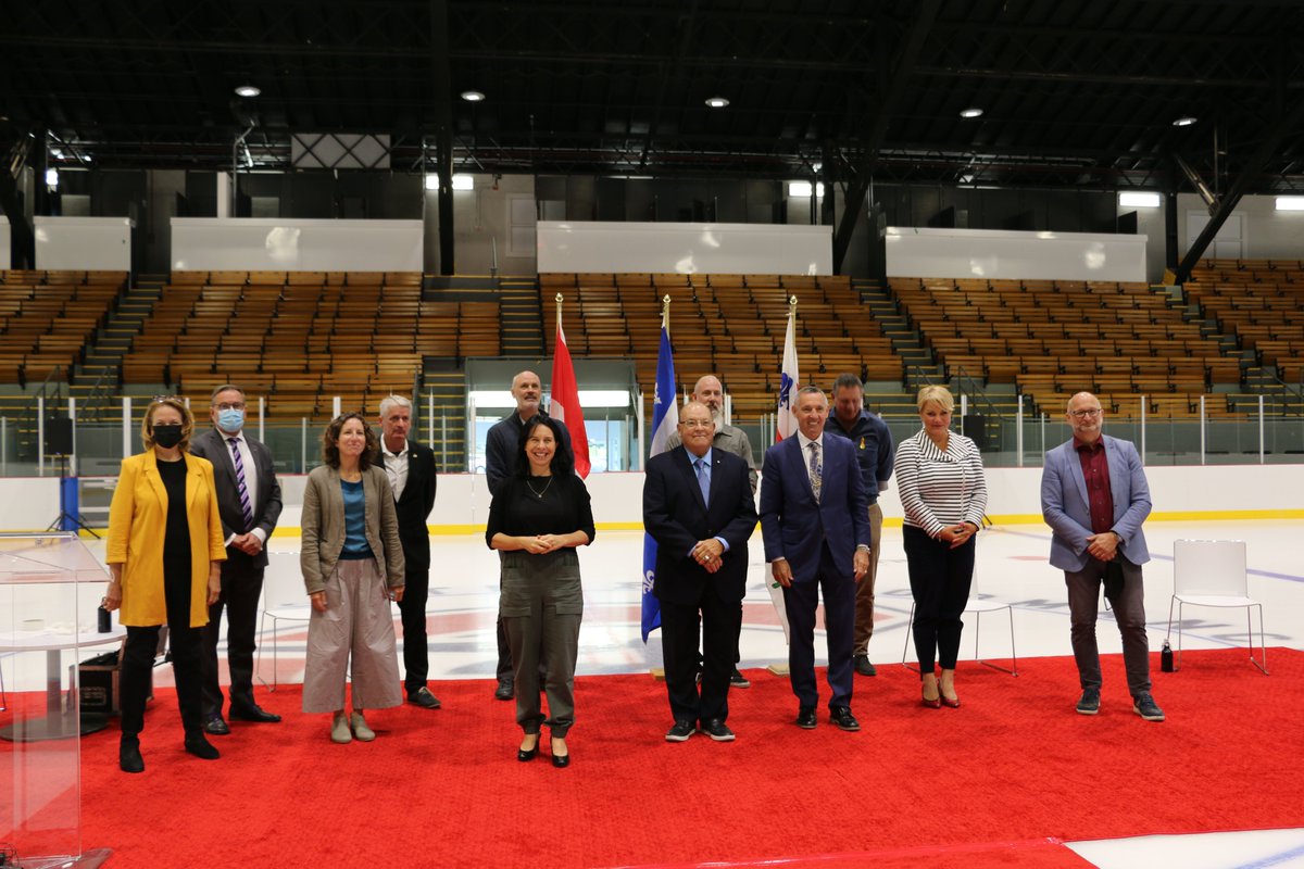 Très fière du travail accompli pour rénover l'Auditorium de Verdun, plus vieil aréna montréalais et lieu emblématique sportif. Scotty Bowman et Denis Savard, 2 légendes du hockey et fiers Verdunois, ont chacun droit à une glace nommées en leur honneur dans l'Auditorium. #polmtl
