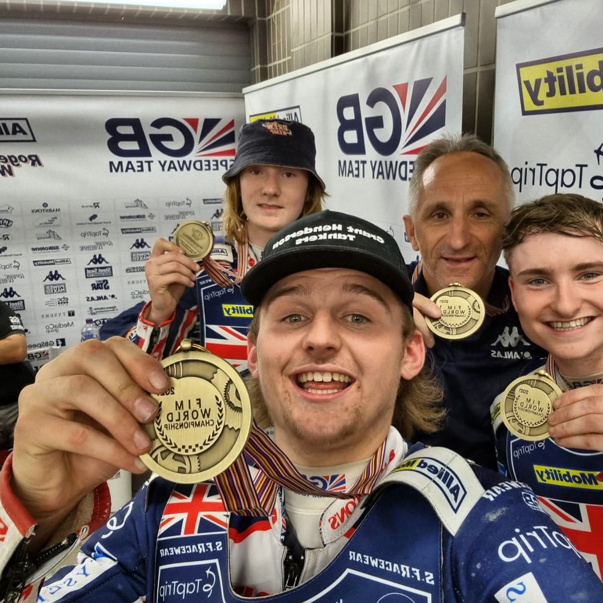 gbyouthspeedway's tweet image. Bronze Medals #selfie 🥉👊🏻 @GBSpeedwayTeam @SpeedwayGB World Team U21 Final. @DrewKemp118 @TomBrennan27 @Leon_Flint1 

#BackTheBrits 🇬🇧🇬🇧