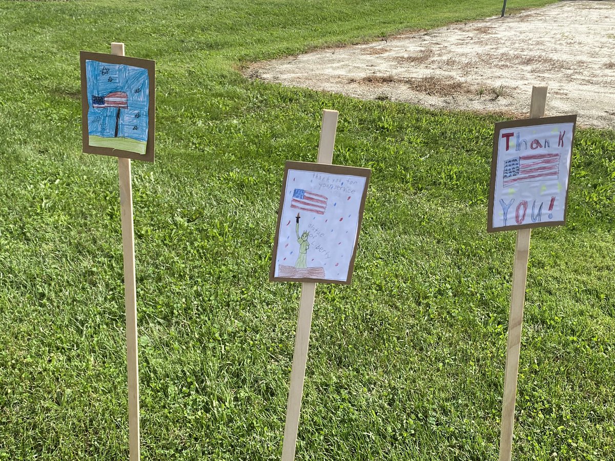 This morning, our staff and students paid tribute to the amazing people that became heroes for America 20 years ago with our first ever Parade of Signs made by our 500+ Ss! ❤️🤍💙
Shoutout to the teachers that made this a beautiful event for our community! 👏🏼👏🏼 <a href="/JonestownElem/">Jonestown Elementary</a>