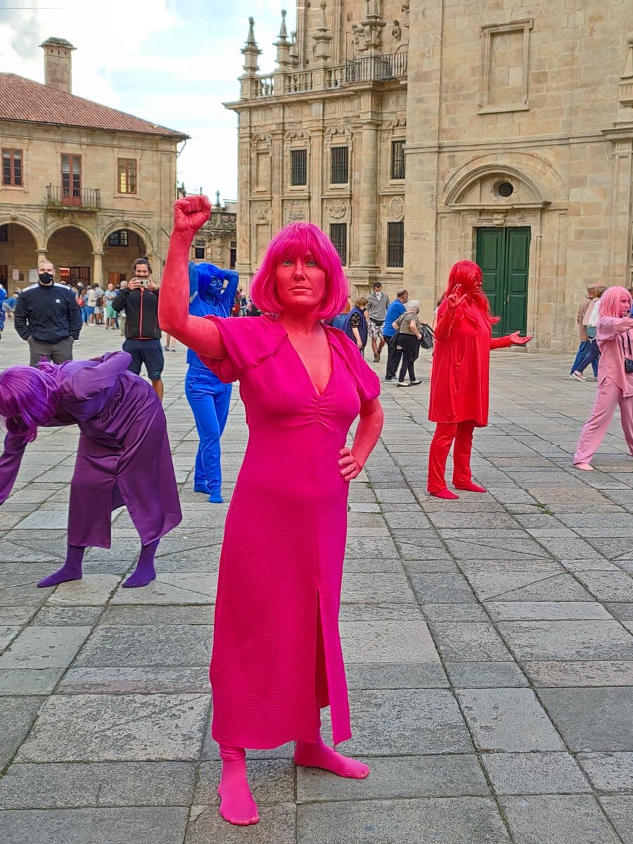 "Se hace camino al andar". O #pinkpower de <a href="/veporolla/">verónica ruth frias</a> #veronicaruthfrias na #prazadaquintana hoxe en #compostela <a href="/didac_gal/">Fundación DIDAC</a> #performance #WomensArt