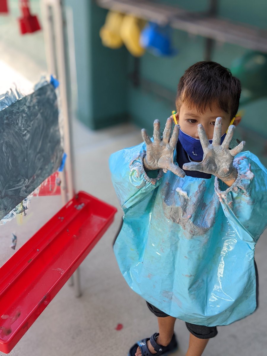 Messy play mixing colors in preschool today.#rioschools #riodelnorte #preschool