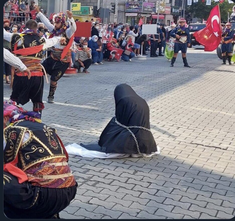 #çarşaf’ı Şerif giymeye karar veren eşimin, bu adi mahlukların yaptıklarını görünce çok doğru bir karar verdiğini yeniden anladım..
 
#çarşaf’ı şerif şereftir..!