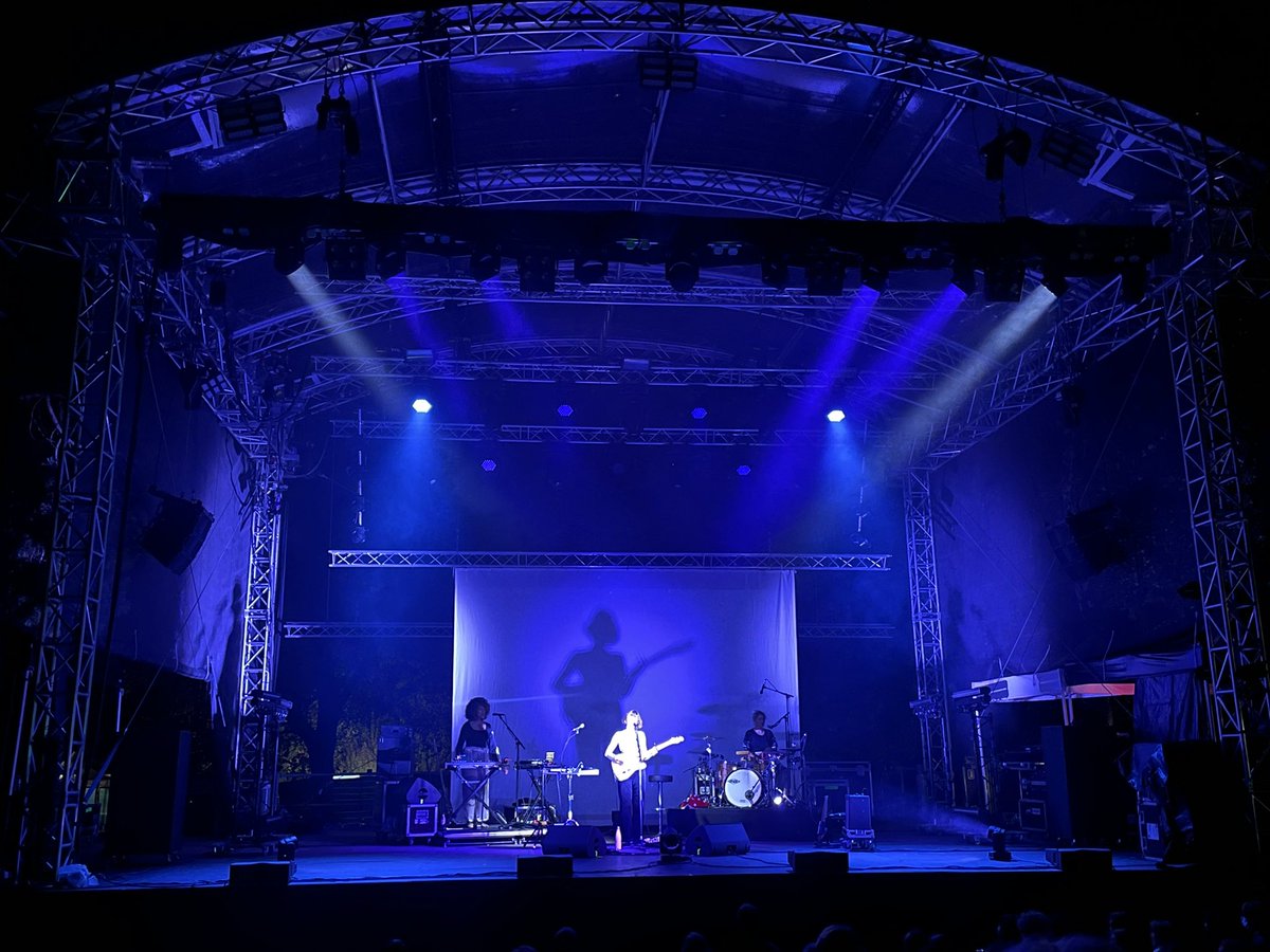 Merci <a href="/festivalperouge/">printempsdeperouges</a> pour ce chouette moment de avec @Pommeofficial. 1er live depuis un moment. Vivement demain les Gispy.