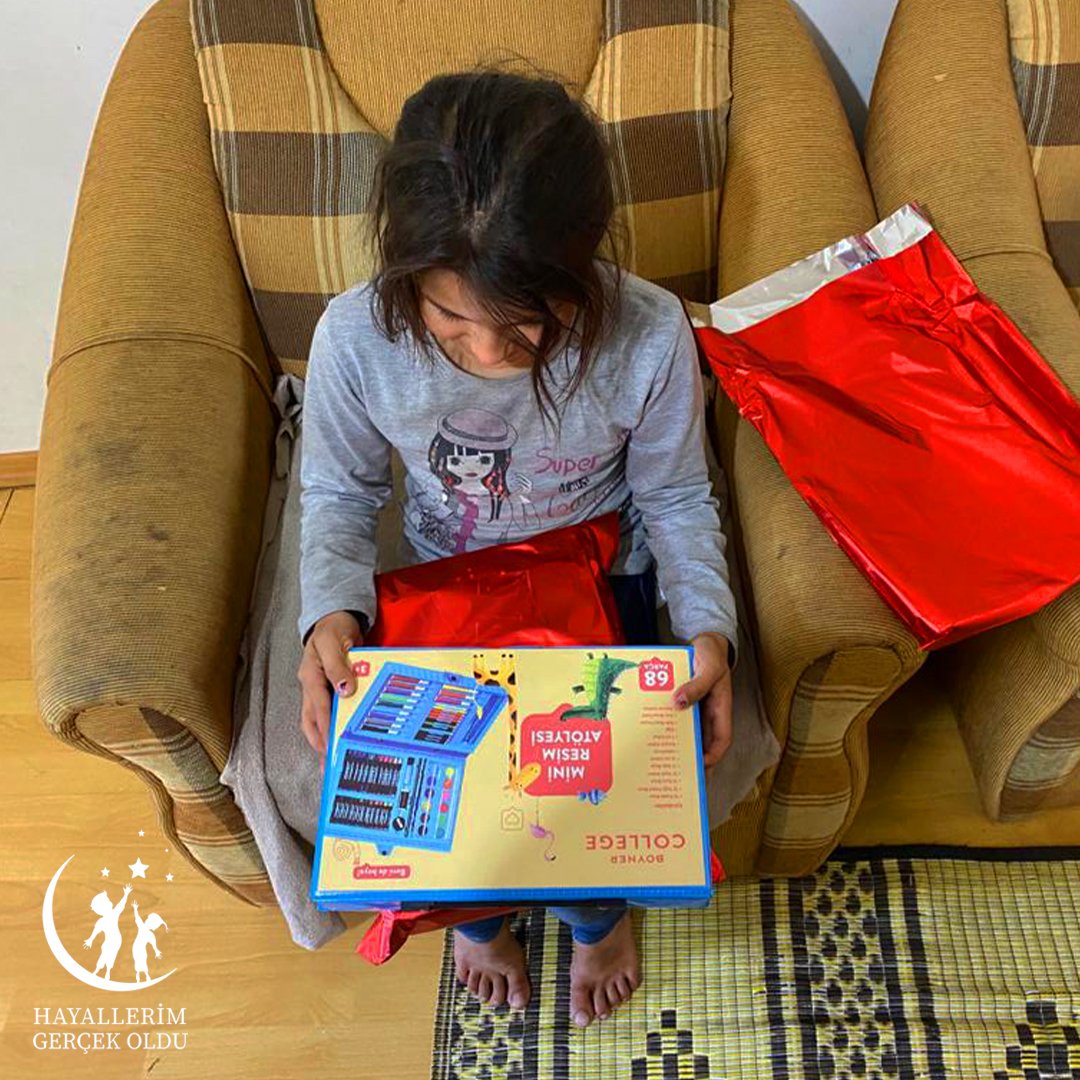 Fatma 10 yaşında minik bir sanatçı. Resim yapmaya bayılıyor. Çok da güzel yapıyor. Hayallerinin peşinden koşması için ona destek olmak istedik. Rengarenk bir kırtasiye seti ile onu selamladık. Çok güzel resimler yaptık. Gözlerindeki ışıltı hiç sönmesin Fatma💖