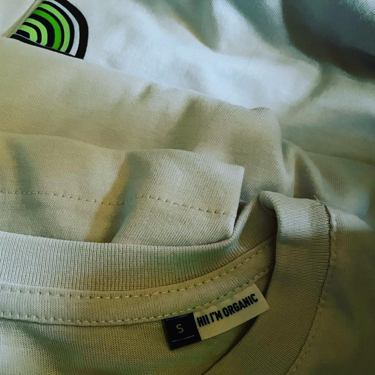 entrearbres's tweet photo. 😍👕🌳Ja les tenim aquí!! Les primeres samarretes #entrearbres 100% orgàniques! El 50% dels beneficis aniran destinats a activitats de responsabilitat col·laboratives de la #lacoronaresidenciaequina 🐴💙

#sostenibilitat #organic #organicproducts #colaboracionsboniques https://t.co/BcBP571AqP