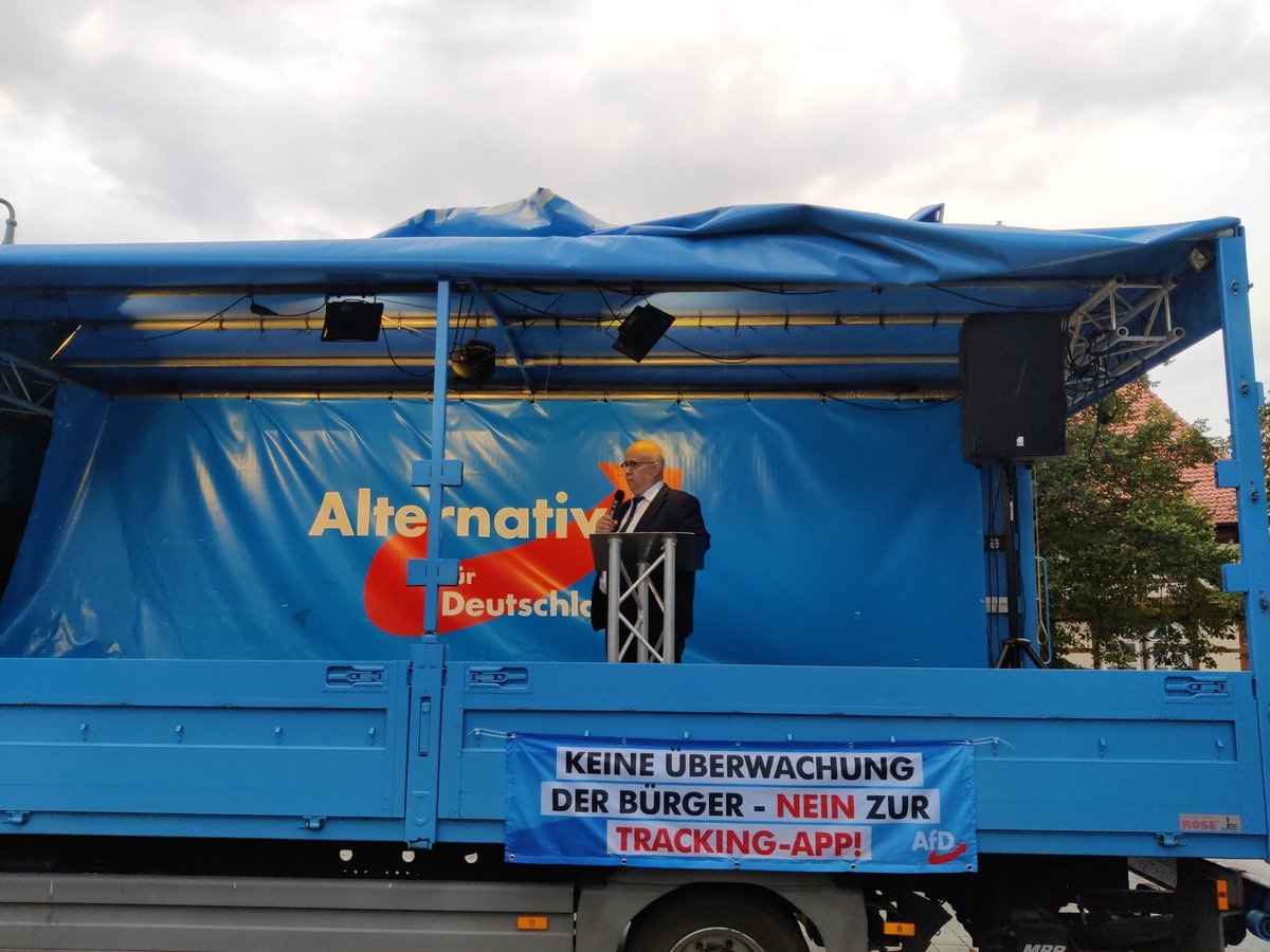 foto_kemp's tweet photo. 1842 Der #AfD|ler der mich mit einem Odner angegriffen hat, ist Jürgen Pohl MdB. Jetzt hält er einen Redebeitrag.
#nom1009 https://t.co/N43a3VY3JA