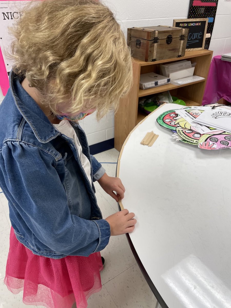 Kenwood tigers in Mrs. Norris’ class are building their understanding of measurement using popsicle sticks and comparing their actual results to their estimations. Some serious thinking going on this Friday! #teamoldham #kenwoodpride