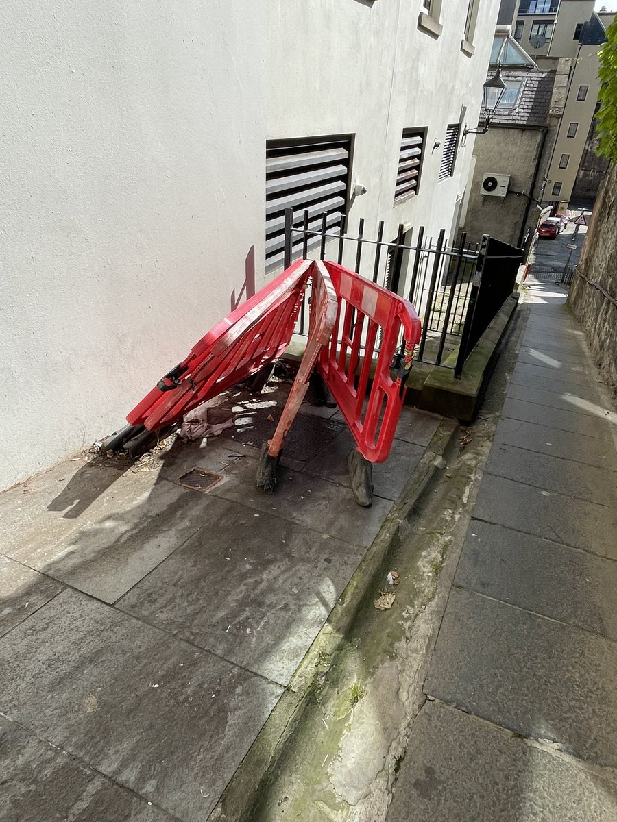 Report no. 1226881 Stevenlaw’s Close. Reported in March, August, September for removal. Nothing done <a href="/edinhelp/">Edinburgh Council Help</a>