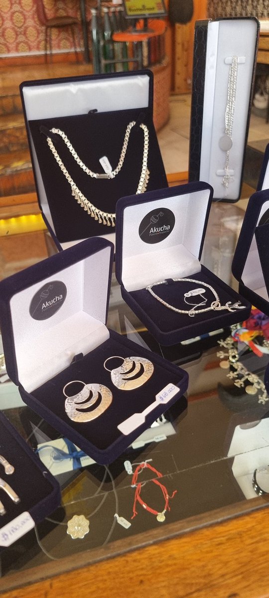 AkuchaPlateria's tweet photo. Fachiantü, hoy #vitrina #akucha #plateriamapuche #en @Perpiacere_ Catedral 2201 esquina Maturana #Santiago
#warria
#mew
😉 https://t.co/RTXtjywLh8