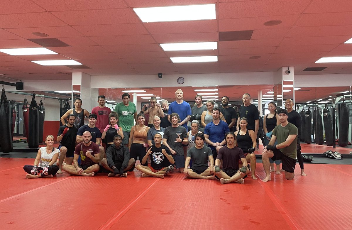 A TYPICAL NOONER AT VICTORY WITH THE FAMOUS AARON PEET 🤜 🤛 

Blowing up the daily 12:00 Muay Thai class, Aaron Peet fans get after it burning and learning to fight while having fun and making friends. Catch the Aaron Peet fever every day at #VictoryMMASD.