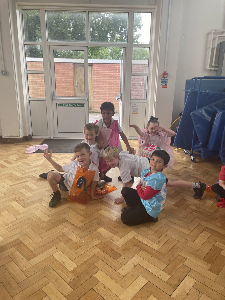tonyrywenschool's tweet photo. Year 2 had a great time showcasing our outfits in our Catwalk, inspired by @sanchezvegara books @FollowWestwood &amp; @RuPaul 💃🕺🏼 #tyyyear2 #authorweek https://t.co/UIYHAOJWdf